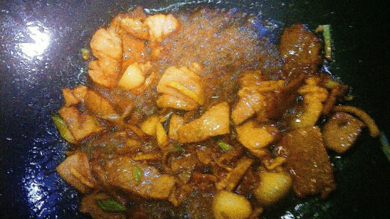 蒜苔炒肉,放入<a style='color:red;display:inline-block;' href='/shicai/ 692'>酱油</a>,翻炒均匀