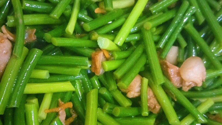 蒜苔炒肉,倒入焯过水的蒜苔翻炒均匀,听我的一定要多炒一些时间,把蒜苔炒干吧才好吃,注意要用铲子勤翻动菜,别糊锅。