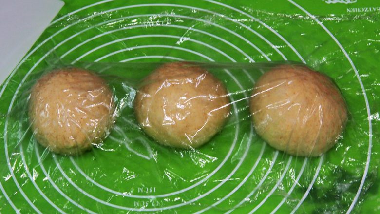 豆沙小餐包,先分成三个剂子,盖上保鲜膜静置20分钟。