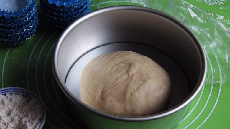 豆沙小餐包,整理后放入模具,盖上保鲜膜。