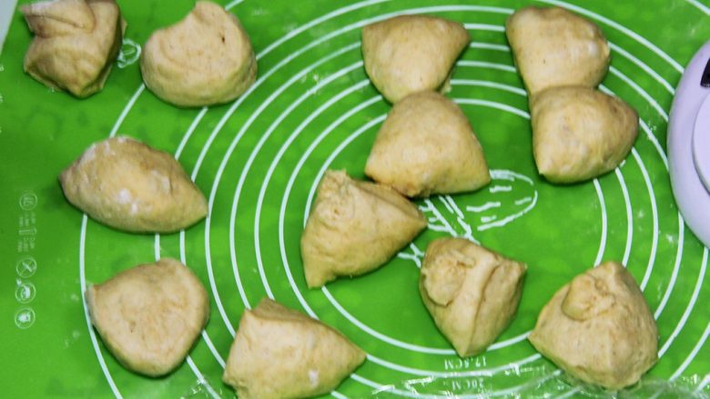 豆沙小餐包,再将每个剂子一分四,变成12个剂子。
