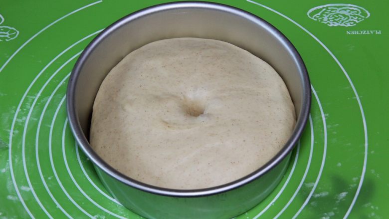 豆沙小餐包,发酵完成拿出,用手指戳一下不反弹,就证明发酵成功了。