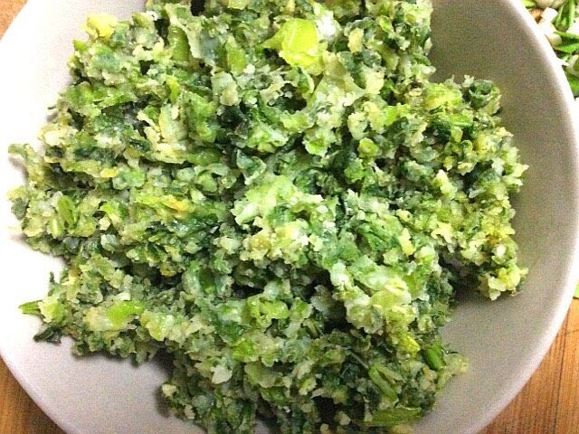 (两吃)莴笋叶蒸麦饭,盛一碗麦饭