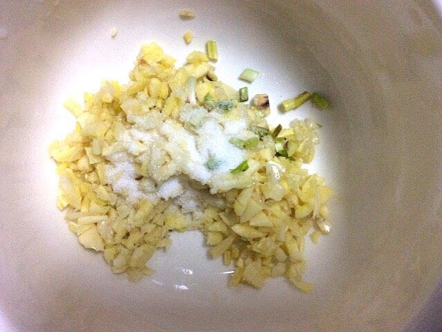 (两吃)莴笋叶蒸麦饭,蒜末放碗中加入少许盐