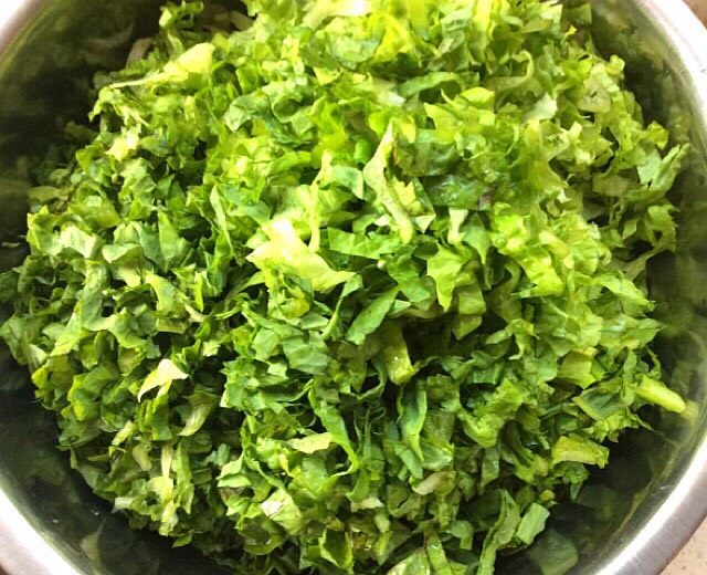 (两吃)莴笋叶蒸麦饭,切碎备用