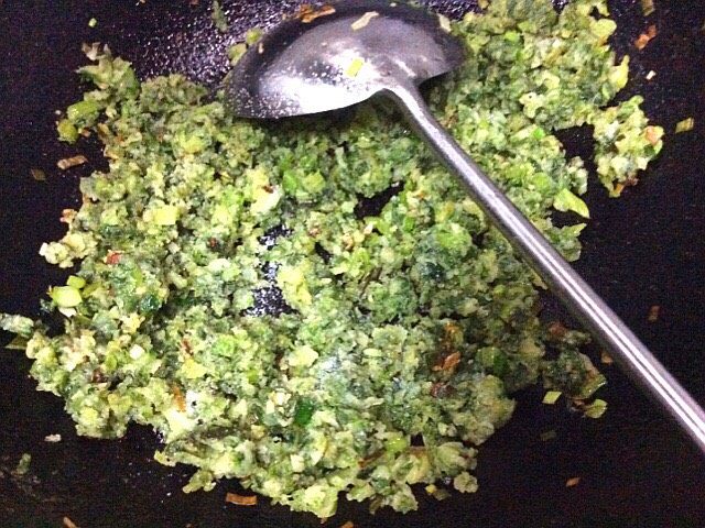(两吃)莴笋叶蒸麦饭,放少许盐炒均匀