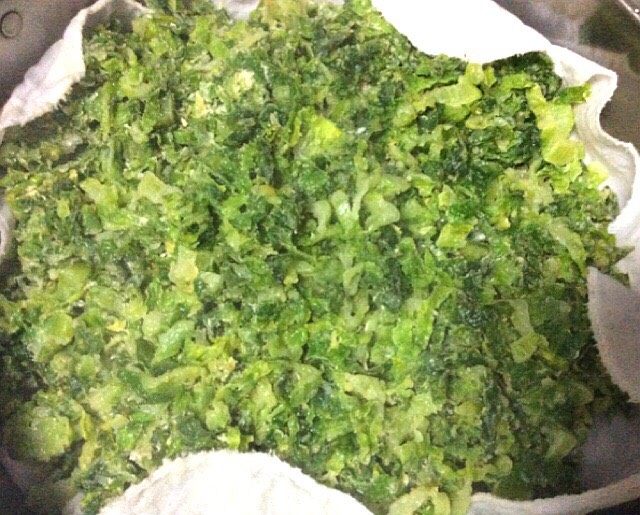 (两吃)莴笋叶蒸麦饭,麦饭蒸好,倒入盆中用筷子搅散凉一下