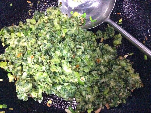 (两吃)莴笋叶蒸麦饭,倒入麦饭炒均匀