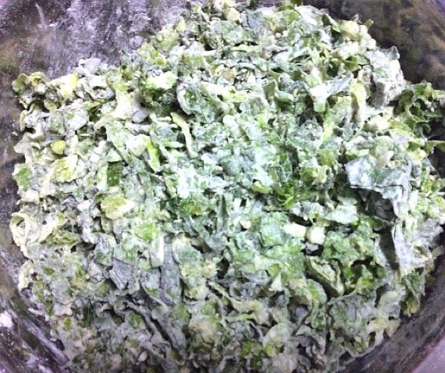(两吃)莴笋叶蒸麦饭,拌均匀