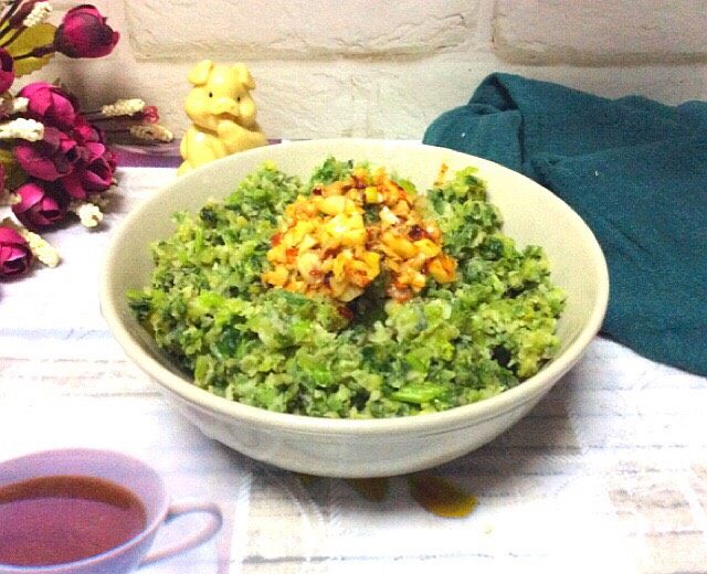 (两吃)莴笋叶蒸麦饭,浇入蒜汁搅拌均匀就可以吃了,(一种吃法)