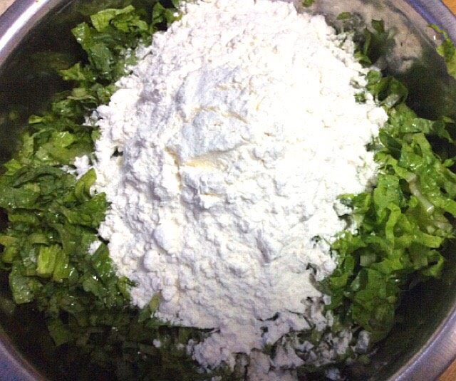 (两吃)莴笋叶蒸麦饭,倒入适量面