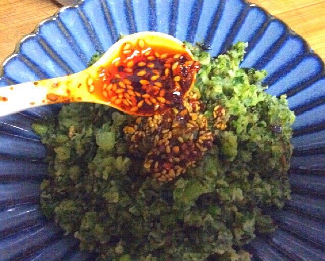 (两吃)莴笋叶蒸麦饭,盛入盘中,放一点油泼辣子