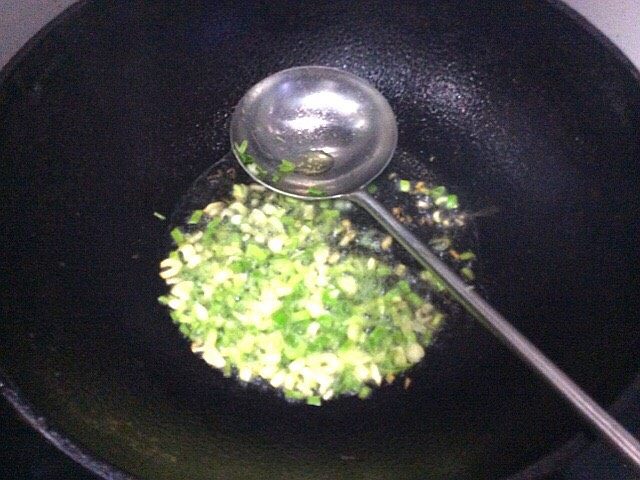 (两吃)莴笋叶蒸麦饭,放蒜苗爆香