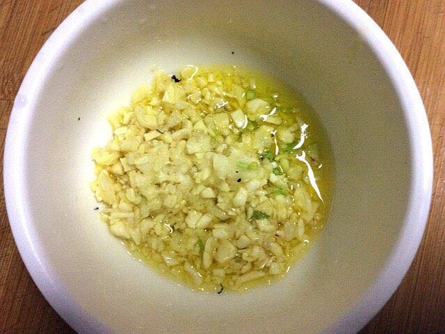 (两吃)莴笋叶蒸麦饭,泼入蒜末中