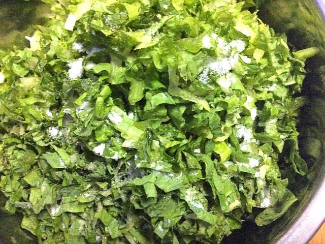 (两吃)莴笋叶蒸麦饭,撒少许盐,拌均匀