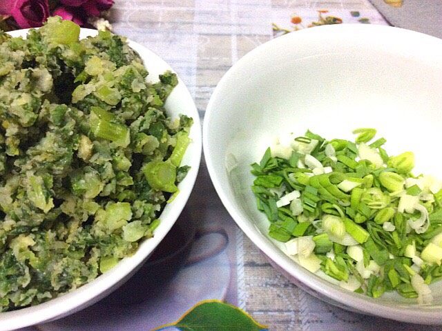 (两吃)莴笋叶蒸麦饭,蒜苗切碎,盛一碗麦饭