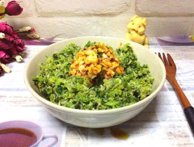 (两吃)莴笋叶蒸麦饭,这两种吃法喜欢吃那个,我喜欢蒜汁拌的,女儿喜欢炒的