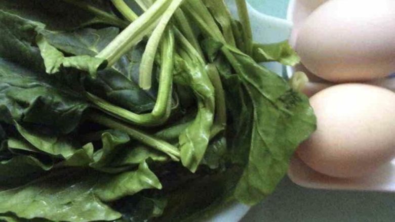菠菜鸡蛋饼,<a style='color:red;display:inline-block;' href='/shicai/ 117'>菠菜</a>洗净控干水份,鸡蛋两个。