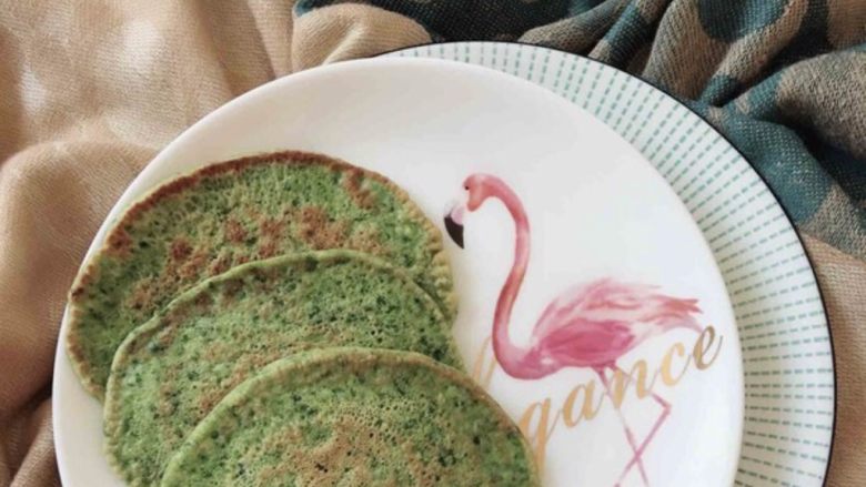 菠菜鸡蛋饼,装入盘中,好吃到爆。