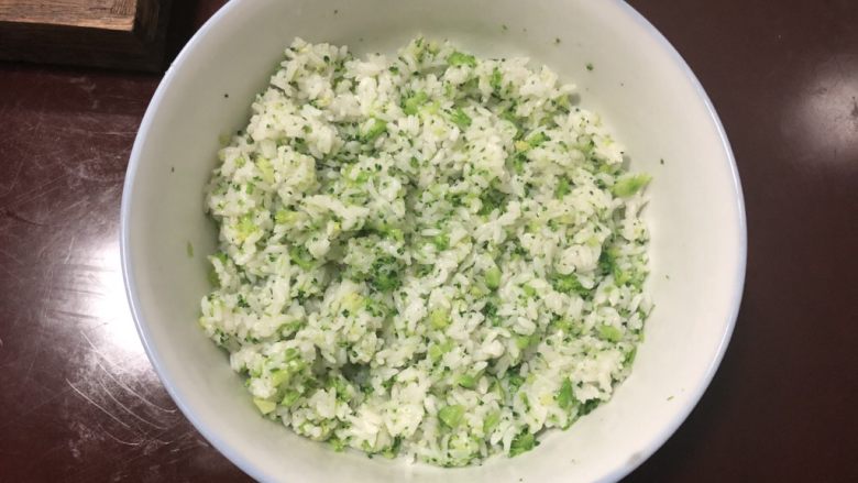 西兰花肉松饭团,加一小勺盐和适量香油,搅拌均匀即可。