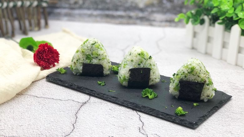西兰花肉松饭团,加了香油的饭团太香了,随便拍了两张照片就拿起来吃掉了!^_^