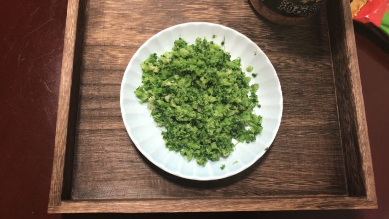 西兰花肉松饭团,西兰花捞出沥干水分,去掉根切碎。