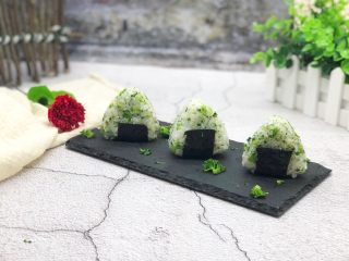 西兰花肉松饭团