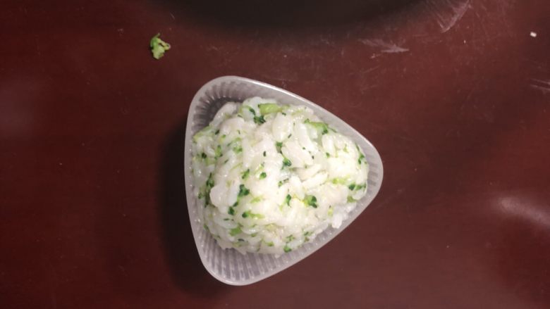 西兰花肉松饭团,放入到三角形模具中,压成三角形饭团。
