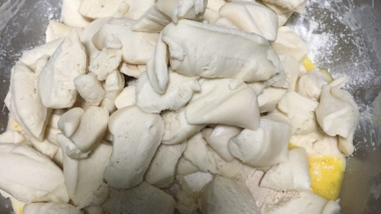 超熟牛奶吐司
～～附中种面团问题总汇,面团剪碎和主面团里除黄油外的材料一起揉面