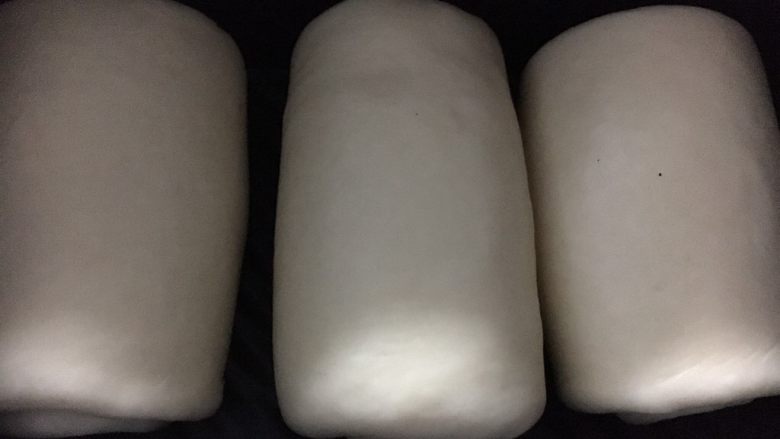 超熟牛奶吐司
～～附中种面团问题总汇,分别卷好码入吐司盒