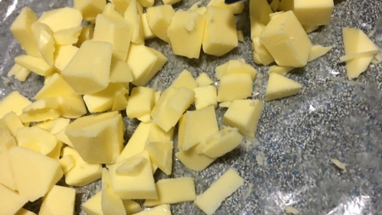 超熟牛奶吐司
～～附中种面团问题总汇,揉成光滑的面团后加入软化的黄油继续揉面