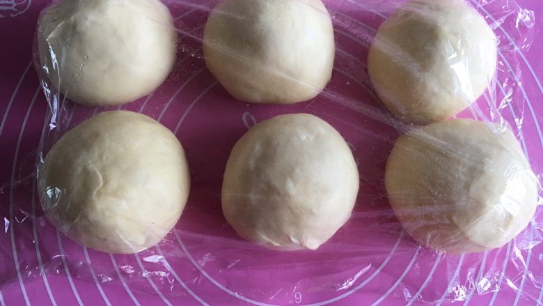 超熟牛奶吐司
～～附中种面团问题总汇,分割成6个小团盖保鲜膜松弛15分钟