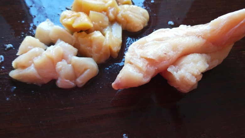 宫保鸡丁,把<a style='color:red;display:inline-block;' href='/shicai/ 101'>鸡胸肉</a>切成选新鲜的鸡脯肉切成一毫米见方的小块，