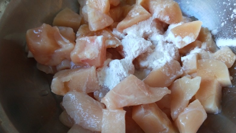 宫保鸡丁,加入淀粉20克，<a style='color:red;display:inline-block;' href='/shicai/ 720'>胡椒粉</a>5克，<a style='color:red;display:inline-block;' href='/shicai/ 718'>料酒</a>10克。