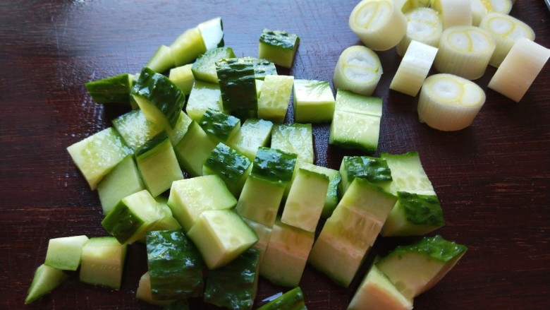 宫保鸡丁,黄花洗干净切成一毫米的小块，大葱切成一毫米的段