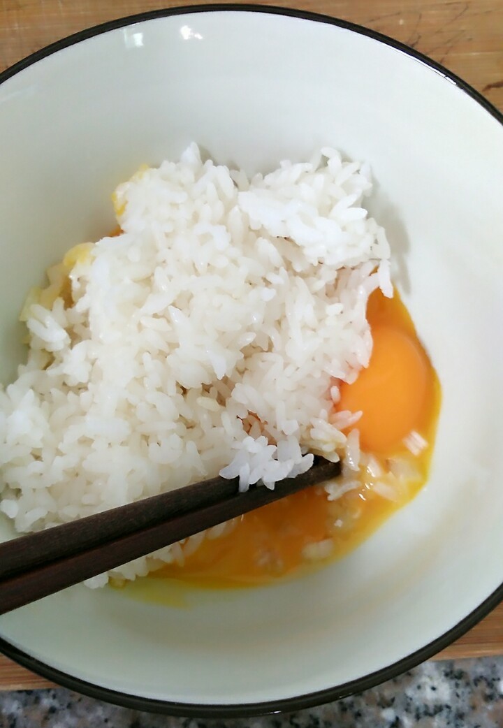 黄金炒饭,然后再把饭倒入鸡蛋液里