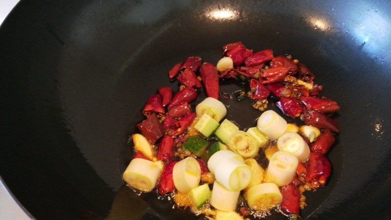 宫保鸡丁,放入葱段炒均匀。