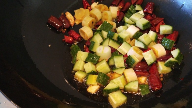 宫保鸡丁,放入<a style='color:red;display:inline-block;' href='/shicai/ 705'>豆瓣酱</a>20克。黄瓜丁炒均匀。