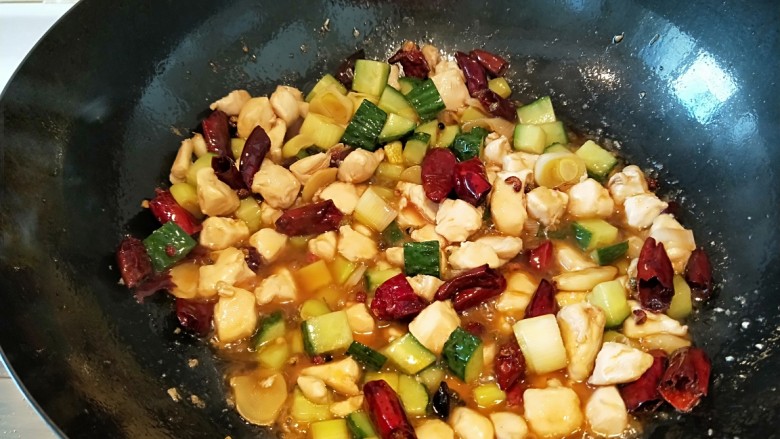 宫保鸡丁,放入鸡脯肉，<a style='color:red;display:inline-block;' href='/shicai/ 813'>鸡粉</a>3克，料酒10克，盐1克醋5克，<a style='color:red;display:inline-block;' href='/shicai/ 3729'>白糖</a>10克，<a style='color:red;display:inline-block;' href='/shicai/ 762'>老抽</a>10克，大火翻炒均匀，最后放入花生米出锅。