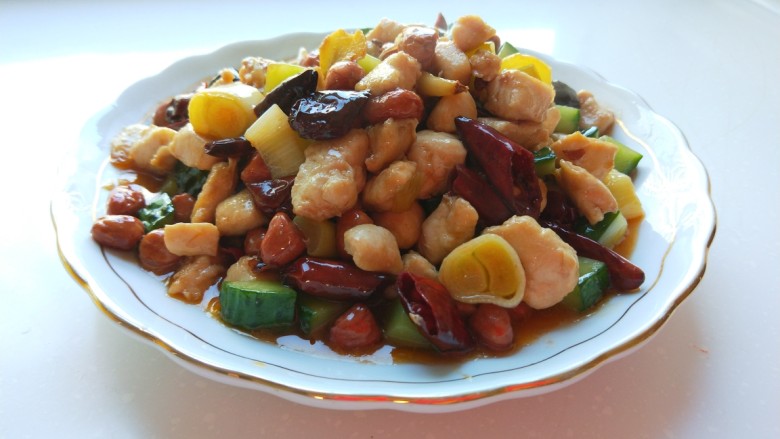 宫保鸡丁,一盘滑嫩香脆的宫保鸡丁做好了。