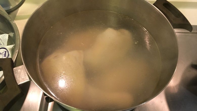 红糟鸡腿+白切鸡腿,再进热水煮10秒!第三次!