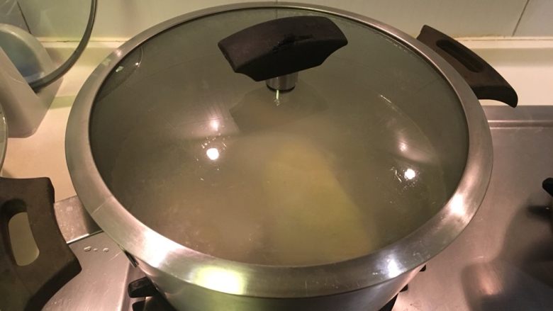 红糟鸡腿+白切鸡腿,盖起来!以中火煮5分钟!