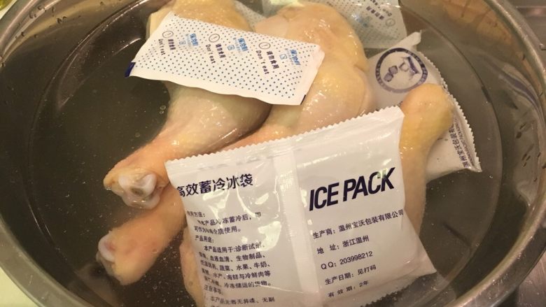红糟鸡腿+白切鸡腿,捞出泡冰水!