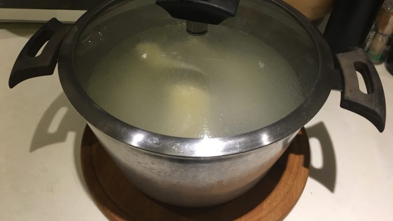 红糟鸡腿+白切鸡腿,关火后泡闷30分钟后放凉!切块就可上桌了。