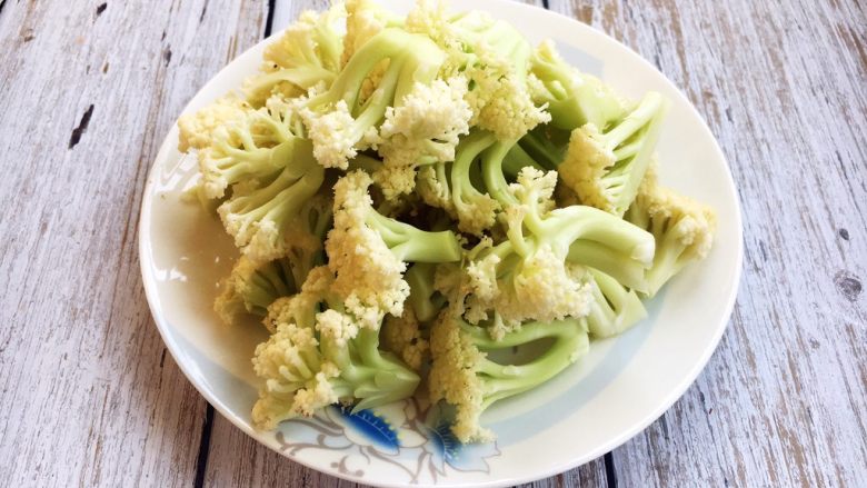 番茄鸡蛋菜花,将菜花掰成小朵,洗干净,沥一下水分备用。