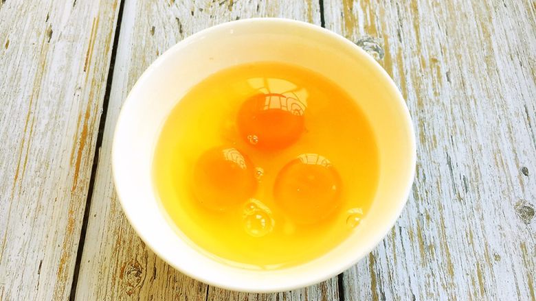 番茄鸡蛋菜花,准备好3和<a style='color:red;display:inline-block;' href='/shicai/ 9'>鸡蛋</a>,磕入碗中,用筷子打散。