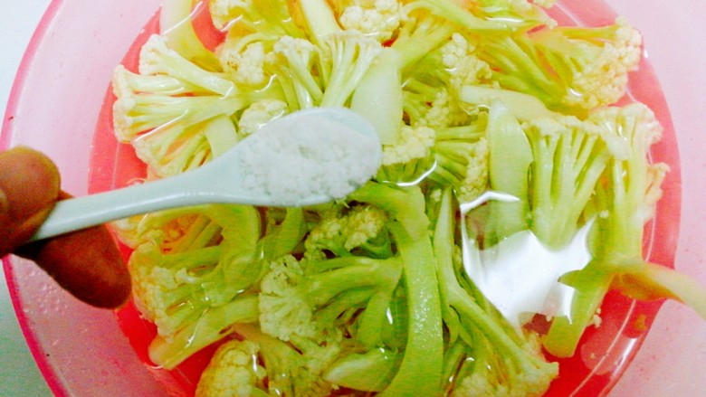 家常菜+干锅花菜,放入淡盐中浸泡20分钟,