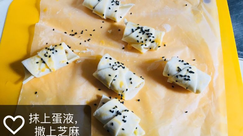 手抓饼版牛角包空气炸锅版,卷完之后如果饼皮太软,可以先放到冰箱里,冷冻一下