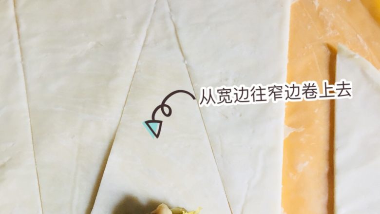 手抓饼版牛角包空气炸锅版,饼皮切成三角形,放入馅料,从宽的地方往窄的地方卷,过程中不需要卷的太紧,这样之后的成品会显得比较蓬松