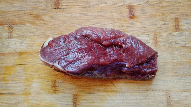 营养炒面,选一快<a style='color:red;display:inline-block;' href='/shicai/ 216'>牛肉</a>最好是有点冻硬的方便切。这里不局限于用什么肉,喜欢什么用什么。